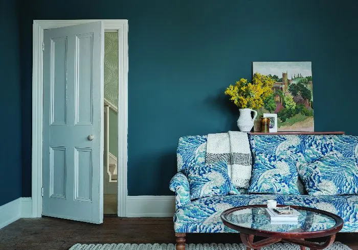 differents blues sofa in a room with a dark blue walls